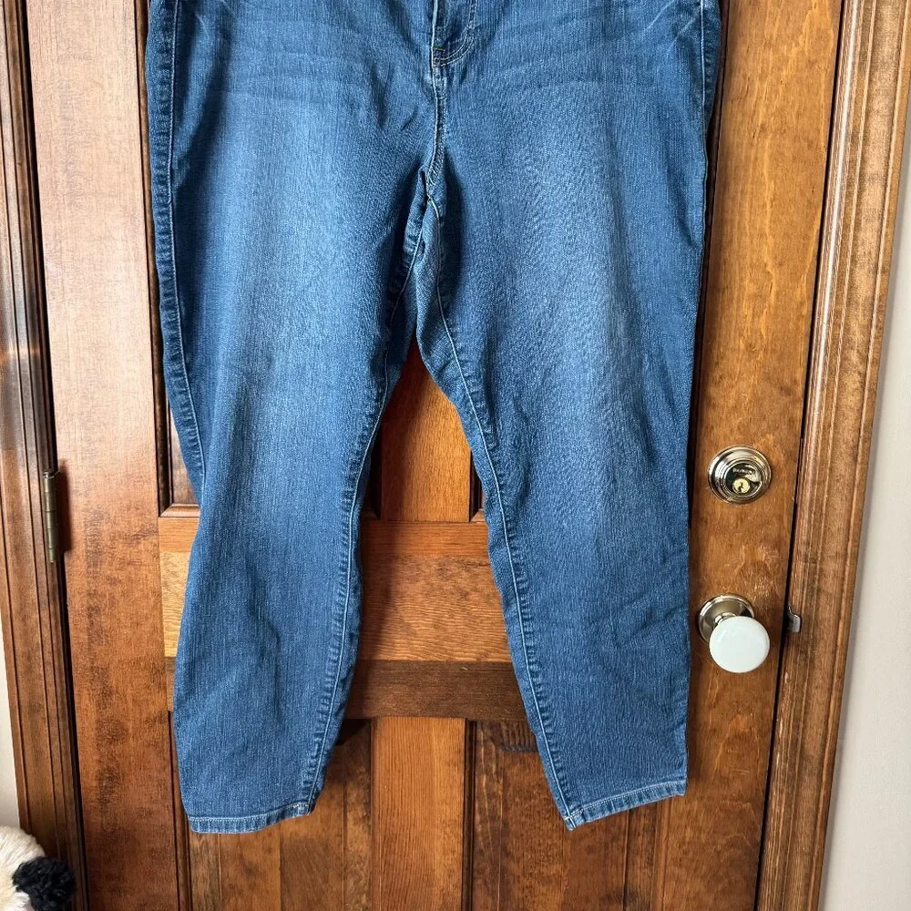 Torrid Medium Rinse Denim 5-Pocket Look Jegging Size 18R